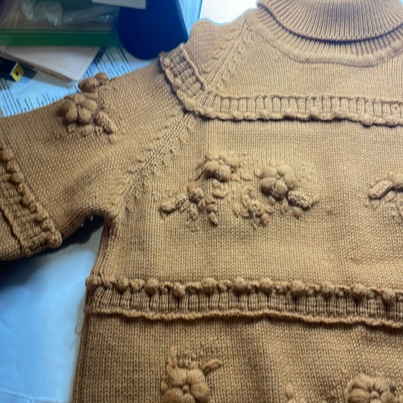 Vintage Cozy Tan Knit Sweater with Floral Details 000701 - Picture 4 of 14